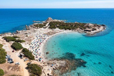 Praia de Punta Molentis, na Sardenha (Itália). é conhecida por sua paisagem única de 'dois mares', a praia é uma faixa estreita de areia branca  -  (crédito: TripAdvisor)