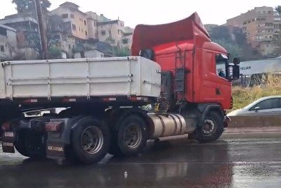 Ao derrapar, a carreta ocupou toda a via e por pouco n&atilde;o causou um acidente -  (crédito: Marcos Vieira/EM/D.A.Press)