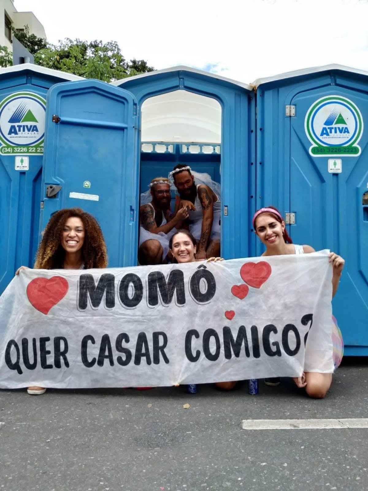 Vestidos de noivos para uma fantasia tem&aacute;tica de grupo, acompanhados por amigas caracterizadas como madrinhas, os dois participavam da folia