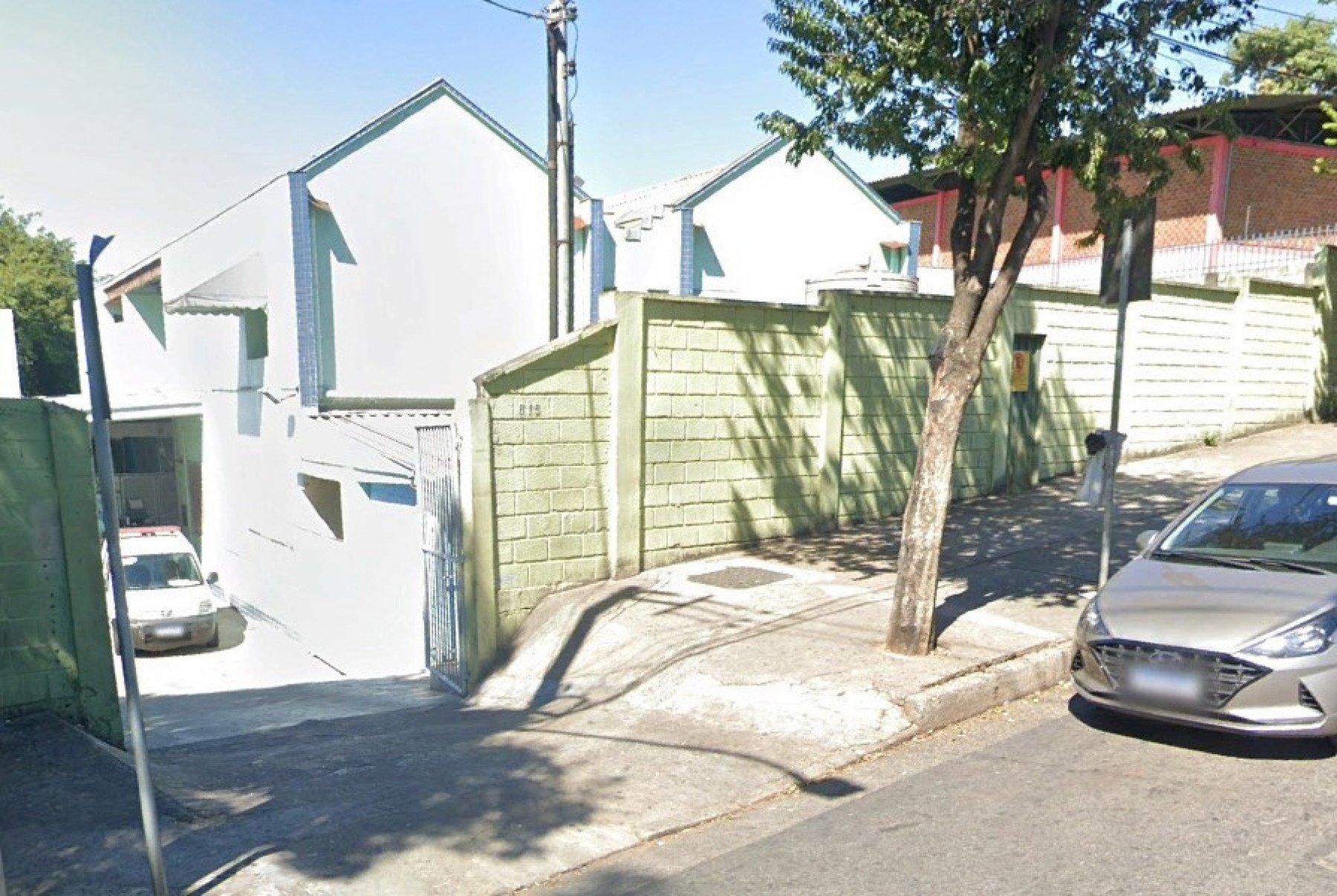 Homem com facas leva tiro de guarda municipal em UPA na Pampulha, em BH