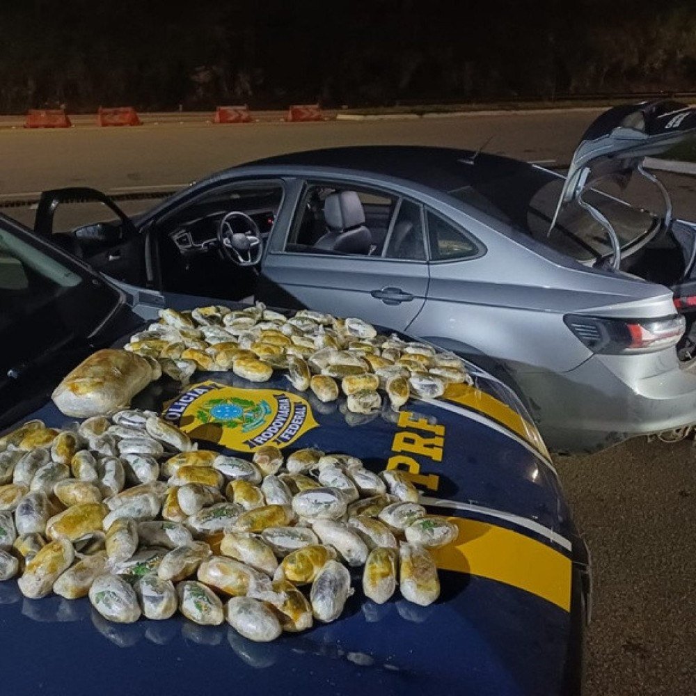 Homem é preso por transportar 16 quilos de haxixe no para-choque do carro