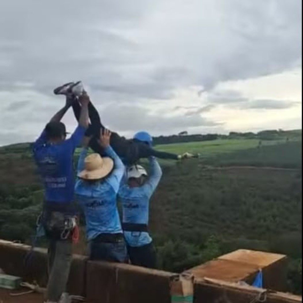 Mulher morre após ser lançada sem cordas em salto de 'rope jump'