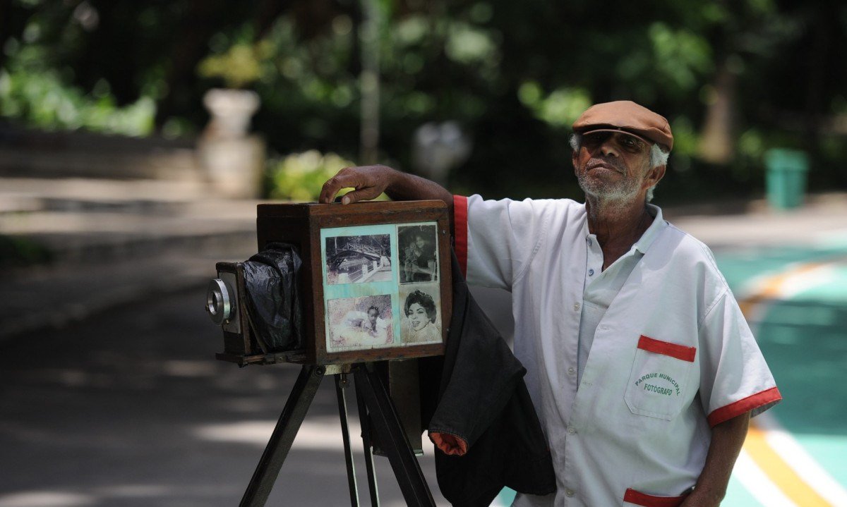 Perfil do famoso fotografo lambe lambe Francisco Alves, mais conhecido como Chico Manco que esta no oficio de fotografo desde 1963 no Parque Municipal.       