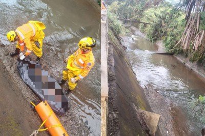 Corpo com ferimento na cabeÃ§a Ã© resgatado de cÃ³rrego em Passos, no Sul de Minas -  (crédito: DivulgaÃ§Ã£o/CBMMG)