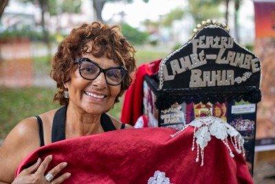 A baiana Denise Di Santos, uma das criadoras do teatro lambe-lambe, participa do 12º Festim com espetáculo que rememora sua infância pobre -  (crédito: Glenio Campregher)