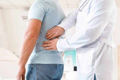 M&eacute;dico examinando paciente na pr&oacute;ximo &agrave; localiza&ccedil;&atilde;o de um dos rins -  (crédito: Portal Giro 10)