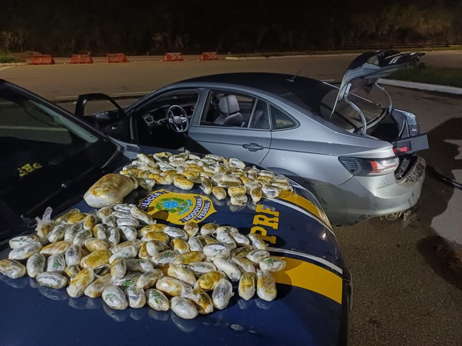 Homem é preso por transportar 16 quilos de haxixe no para-choque do carro