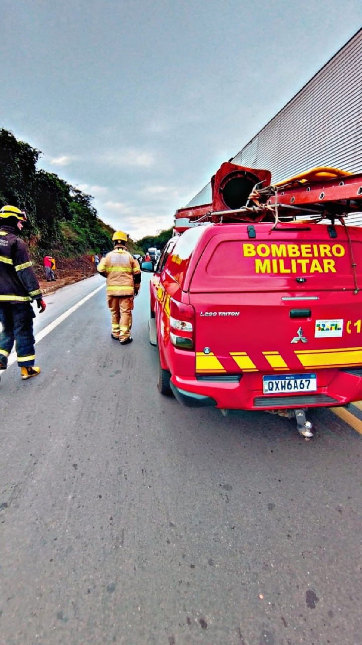 Um grave acidente envolvendo uma motocicleta, um automóvel e um veículo de carga deixou um motociclista morto na manhã deste sábado (13/6)