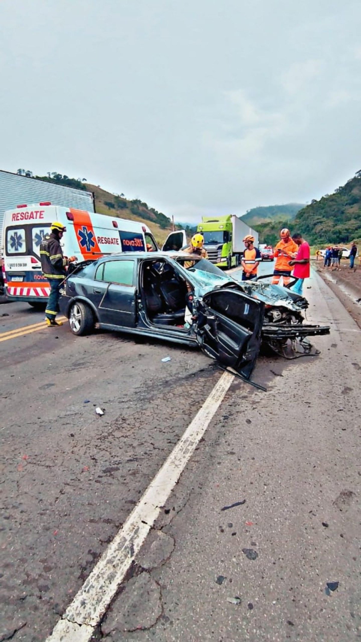 Carro ficou destruído com a batida na BR-381