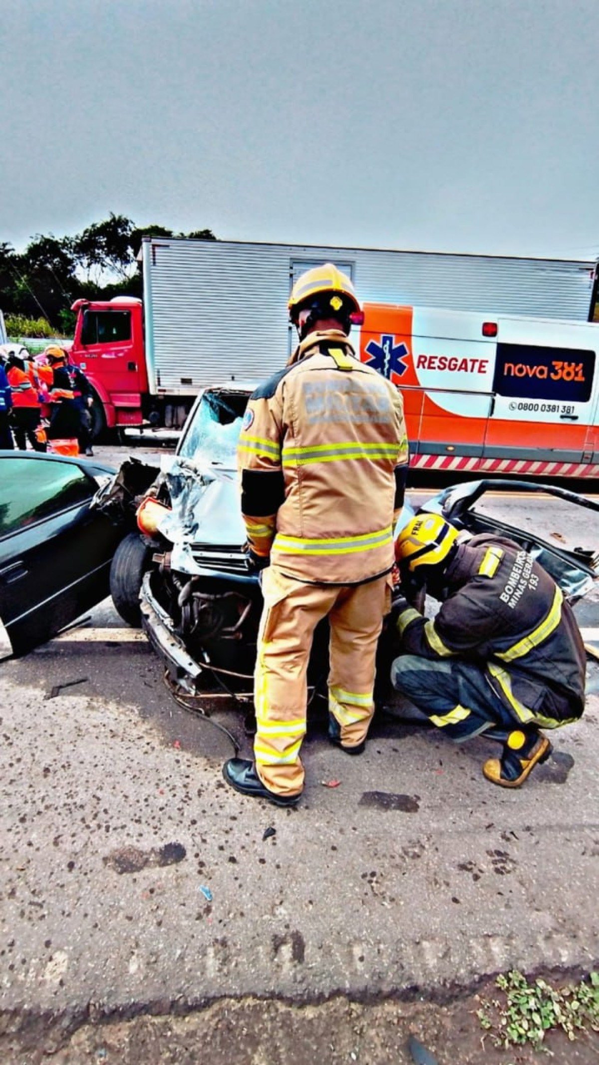 Bombeiros tiveram que desencarcerar o motorista do veículo 