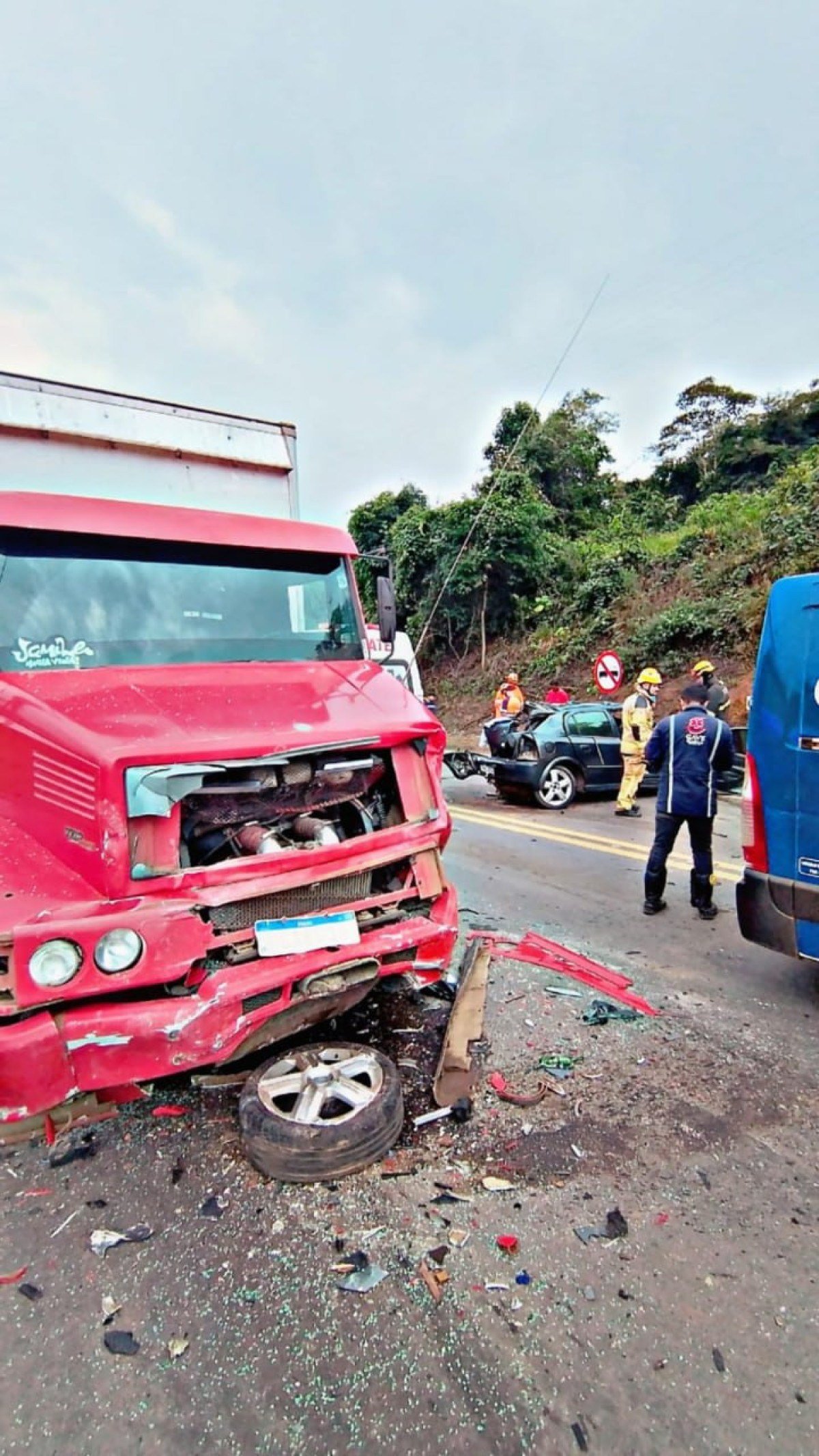 Parte frontal do caminhão ficou destruída com a batida