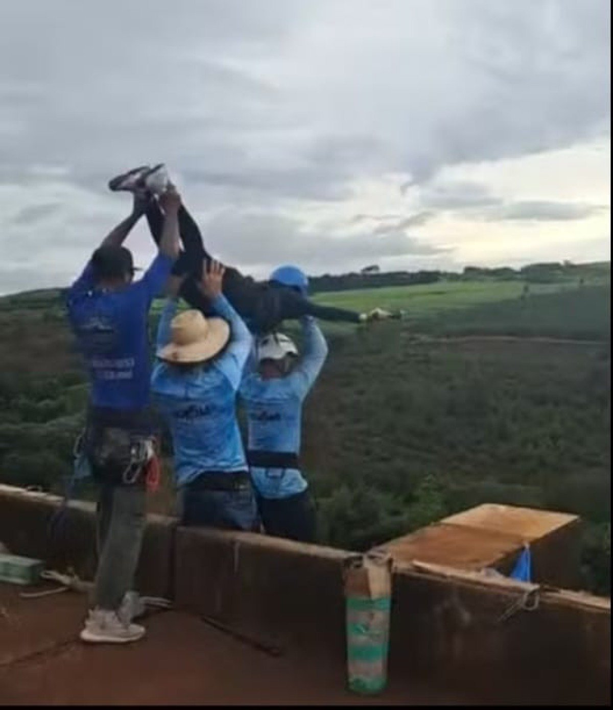 Mulher morre após ser lançada sem cordas em salto de 'rope jump'