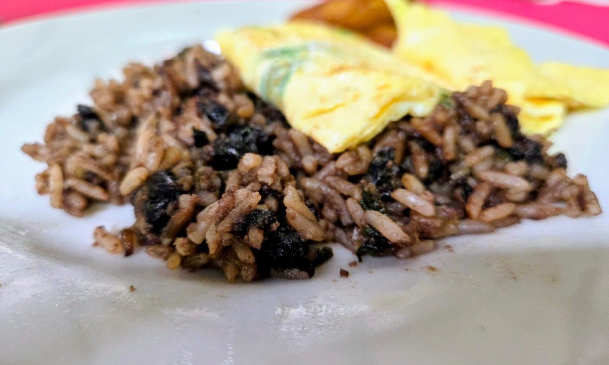 Na Costa Rica, o arroz com feij&atilde;o &eacute; chamado de Gallo Pinto. Figurinha repetida no caf&eacute; da manh&atilde;, almo&ccedil;o e jantar, &eacute; um dos pratos preferidos dos costarriquenhos