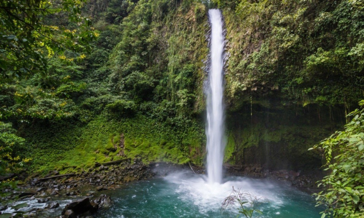 A Catarata La Fortuna &eacute; uma queda d&rsquo;&aacute;gua de 70 metros, localizada a 10 minutos do Centro da, que tamb&eacute;m tem o nome de La Fortuna  