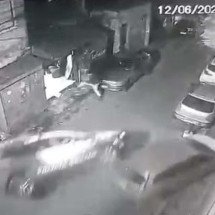 Homem morre ao ser atingido por carro da PM durante perseguição - Câmera de segurança/Reprodução