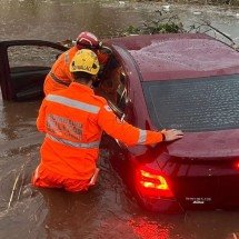 Três pessoas ficam ilhadas durante chuva em Uberlândia - Divulgação/CBMMG