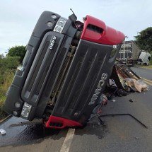 Rodovia é interditada por acidente entre carretas no Oeste de Minas - Divulgação/CBMMG