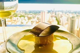 Restaurante rooftop curitibano tem cardápio em homenagem a cidade e investe em adega com rótulos brasileiros