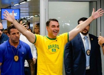 Enganam-se aqueles, como o pré-candidato Flávio Bolsonaro, que tentou, às vésperas da estreia brasileira, capturar a camisa da Seleção para o bolsonarismo

  -  (crédito:  SERGIO LIMA/AFP)