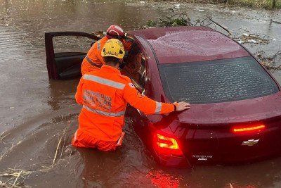 Três pessoas ficaram ilhadas em carro durante chuva em Uberlândia -  (crédito: Divulgação/CBMMG)