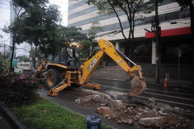 O trecho da ciclovia da Avenida Afonso Pena começou a ser removido na manhã deste domingo (14/6) -  (crédito: Alexandre Guzanshe/EM/D.A.Press)