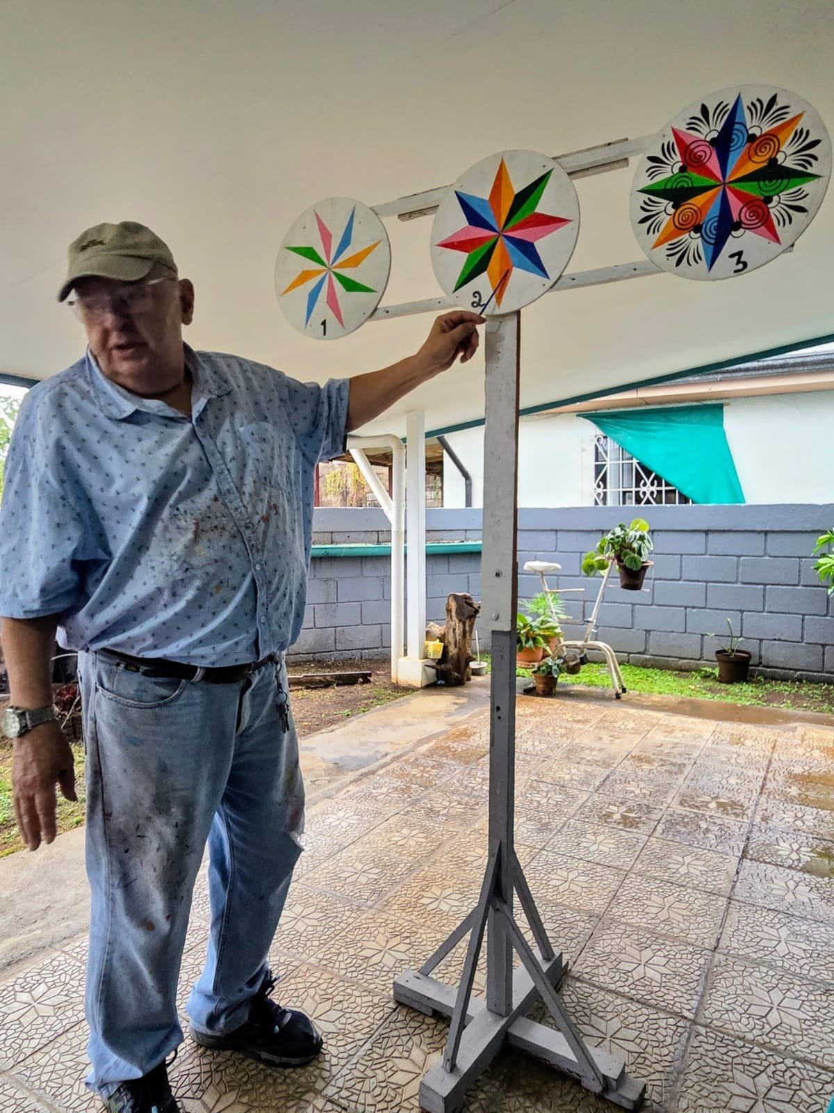 Seu Willian Valverde ensina a arte t&iacute;pica de Sarch&iacute;, uma cidadezinha charmosa, localizada no Vale Central da Costa Rica