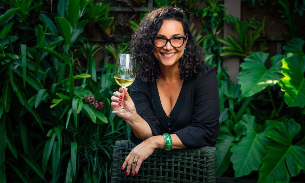 A sommelière Elaine de Oliveira é a responsável por levar o Vinhos de Lisboa ao balneário de Búzios - (crédito: Nami/Divulgação)