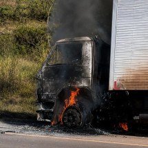 Cabine de caminhão pega fogo e interdita faixa da BR-040 em Nova Lima - CBMMG