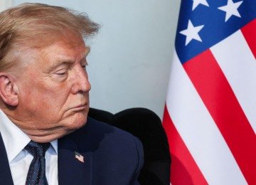 Donald Trump, cujas a&ccedil;&otilde;es impactam a pol&iacute;tica externa dos EUA, &eacute; figura central na discuss&atilde;o eleitoral brasileira, segundo pesquisa -  (crédito: Ludovic MARIN / POOL / AFP)