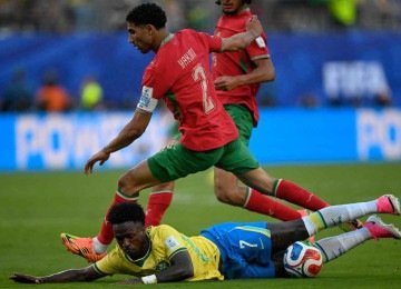Vinícius Júnior em lance com Hakimi, na partida contra o Marrocos -  (crédito: MAURO PIMENTEL / AFP)