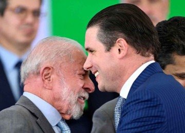 Lula e Motta se entenderam sobre a aprovação do fim da jornada de trabalho 6x1 -  (crédito: EVARISTO SÁ/Afp)
