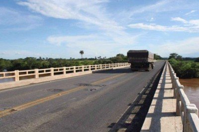 Ponte da BR 365 sobre Rio das Velhas em Barra do Guaicí tem restrições de passagem de veiculos de cargas ampliadas por causa de problemas estruturais. -  (crédito: Aparício Mansur/divulgação)