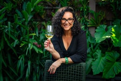 A sommelière Elaine de Oliveira é a responsável por levar o Vinhos de Lisboa ao balneário de Búzios -  (crédito: Nami/Divulgação)