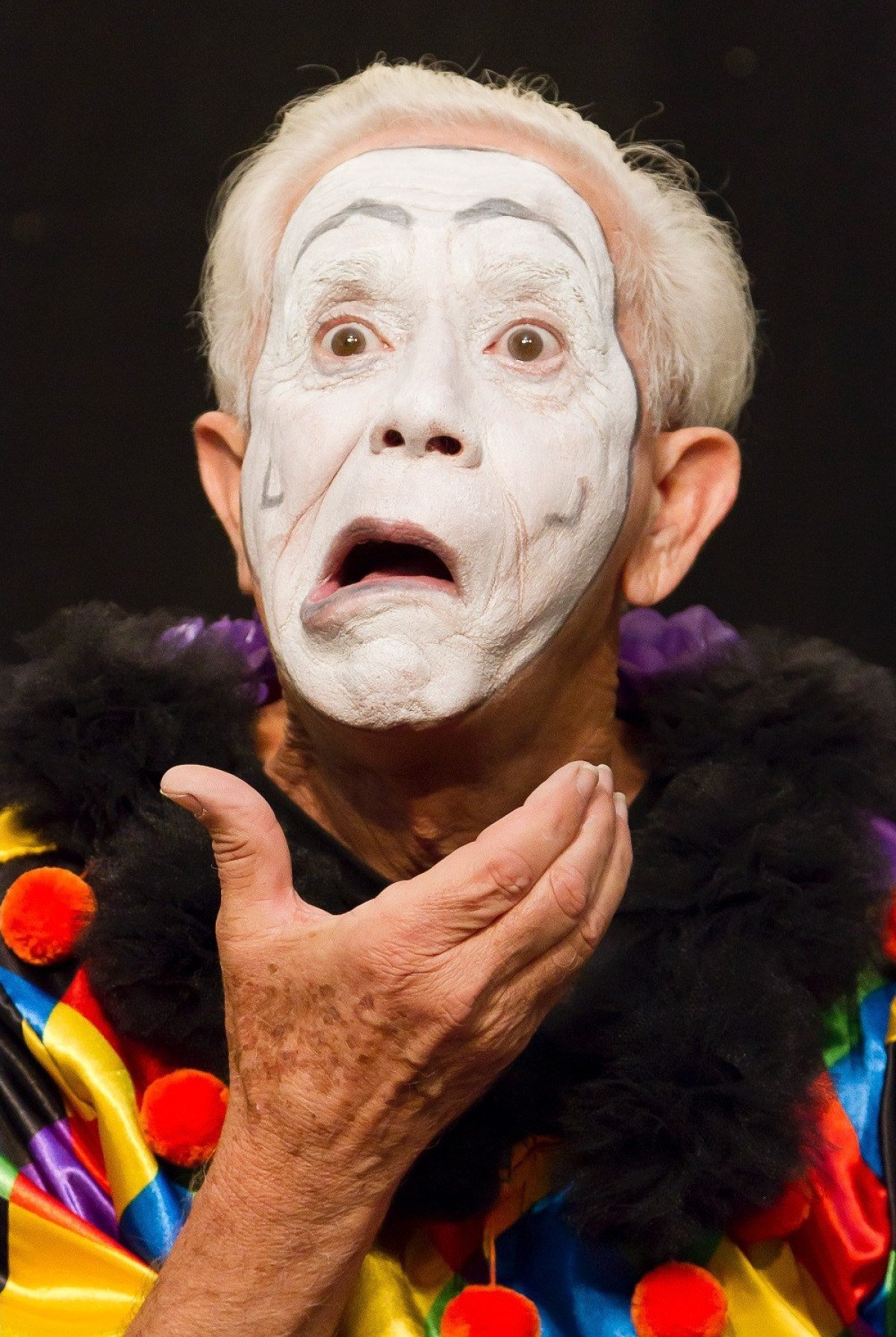 Raimundo Farinelli em cena no espetaculo 'Os gestos terminam onde come&ccedil;am as palavras' (2011)