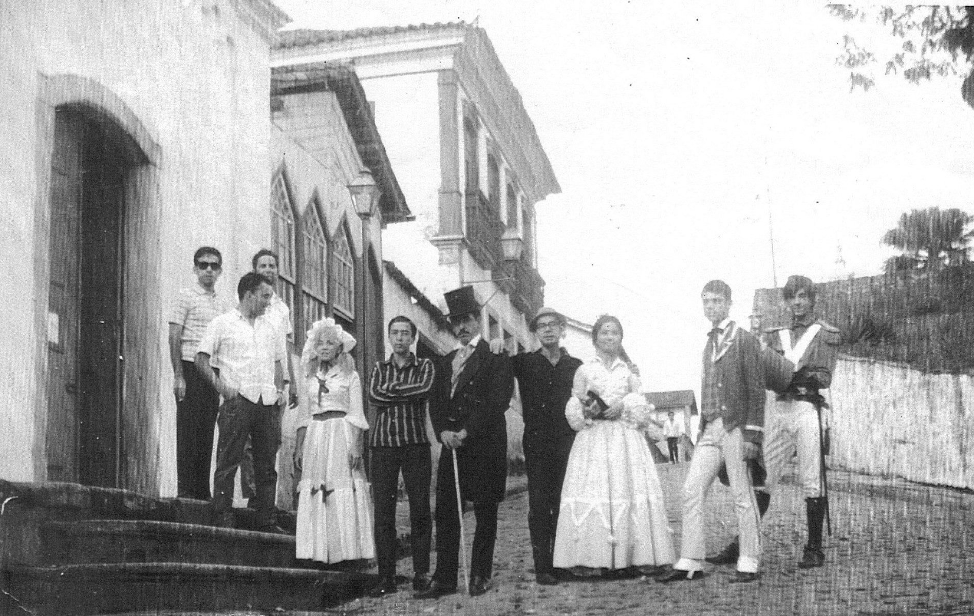 Elenco de 'O soldado e o sacrist&atilde;o' (1966), de Martins Penna, em frente ao Teatro Municipal do Ouro Preto