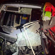Motorista de carreta morre após bater em mureta e em ônibus na Fernão Dias - reproduÃ?Â§Ã?Â£o PRF
