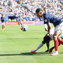 Titular da França conta reação a golaço de Mbappé em estreia na Copa - No Ataque Internacional