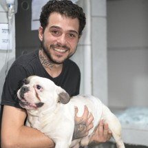 Tutor de buldogue baleado em BH se diz 'feliz' por ver cachorro - Leandro Couri/EM/D.A Press