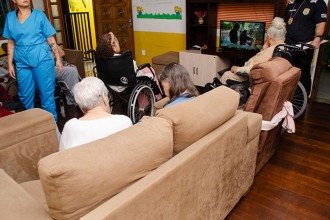 Lar de idosos é interditado por falta de alvará e servir alimentos vencidos