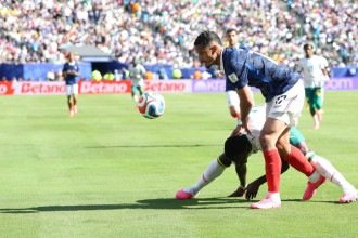 Titular da França conta reação a golaço de Mbappé em estreia na Copa