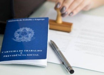 A Carteira de Trabalho &eacute; o documento que formaliza o v&iacute;nculo empregat&iacute;cio e garante os direitos previstos na CLT sobre jornada e horas extras. -  (crédito: Pexels)