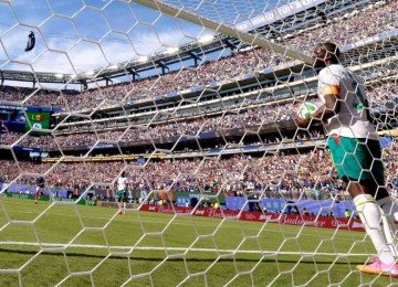 Estádios cheios, como na vitória da França sobre o Senegal por 3 a 1, tem sido uma tônica na Copa do Mundo -  (crédito: CHARLY TRIBALLEAU / AFP)