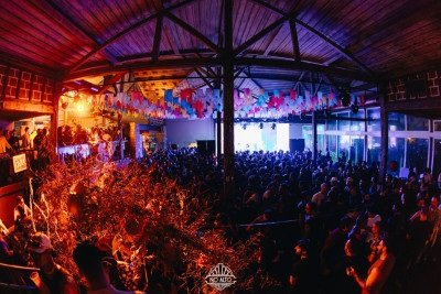 A Arraialto reune pessoas de diferentes orientações sexuais em uma festa que resgata elementos típicos juninos -  (crédito: Reprodução/Henrique Suarez @henriquesuarez)