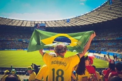A paix&atilde;o da torcida brasileira em um est&aacute;dio, celebrando a sele&ccedil;&atilde;o e o esp&iacute;rito dos hinos que unem gera&ccedil;&otilde;es em Copas do Mundo. -  (crédito: Pexels/ Caio)