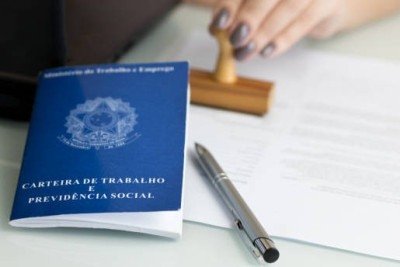 A Carteira de Trabalho &eacute; o documento que formaliza o v&iacute;nculo empregat&iacute;cio e garante os direitos previstos na CLT sobre jornada e horas extras. -  (crédito: Pexels)