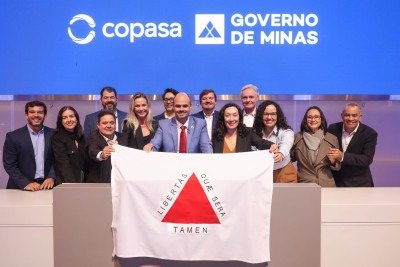 Governador Mateus Simões em cerimônia de venda da Copasa na Bolsa de Valores  -  (crédito: Gil Leonardi/ Imprensa MG)