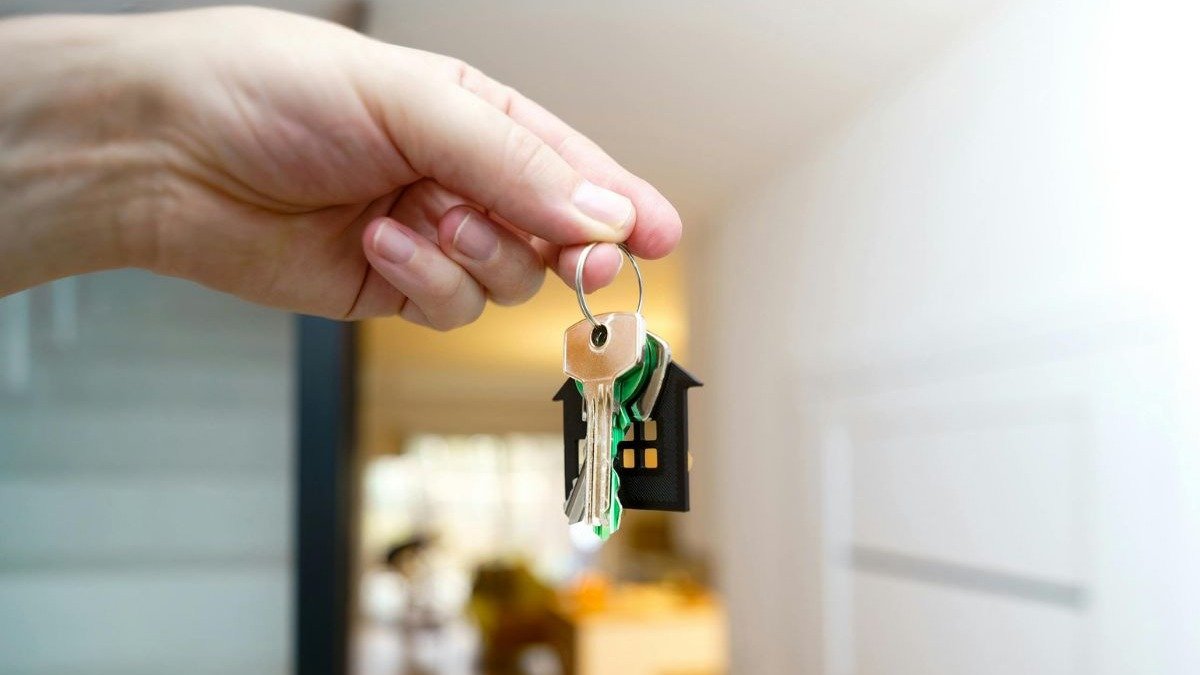 Receber as chaves de um im&oacute;vel envolve uma s&eacute;rie de custos que devem ser considerados ao decidir entre comprar ou alugar. -  (crédito: Jakub Zerdzicki de Pexels)