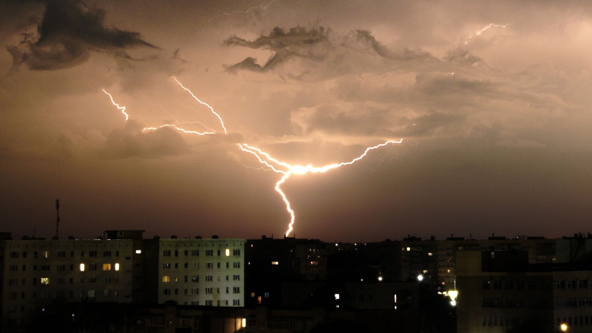 A amea&ccedil;a de raios em tempestades como esta refor&ccedil;a a import&acirc;ncia de proteger seus eletr&ocirc;nicos de danos. -  (crédito: Pexels)