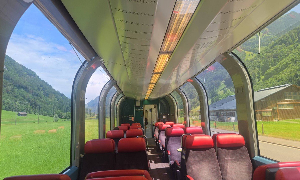 Se existe algo que funciona perfeitamente na Su&iacute;&ccedil;a, &eacute; o transporte ferrovi&aacute;rio. Os trens conectam praticamente todas as cidades, vilarejos e atra&ccedil;&otilde;es tur&iacute;sticas do pa&iacute;s 