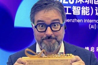 Brasileiro Filipe Diniz faz história e vence prêmio internacional de design óptico em Shenzhen